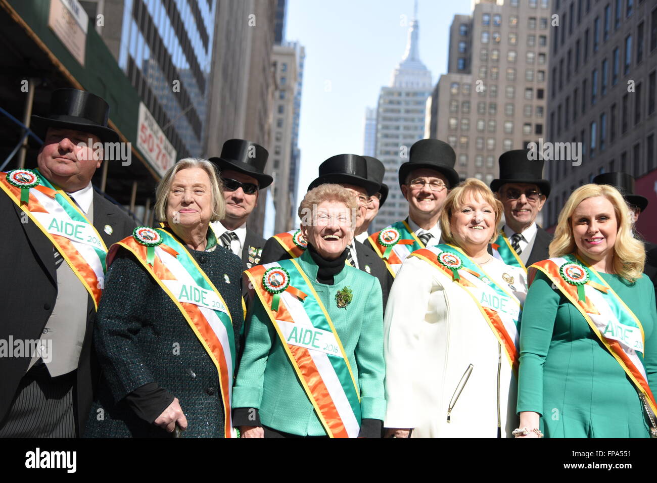 Tausende von Zuschauern säumten Fifth Avenue um Bürgermeister Bill de Blasio März für die erstmals in der landesweit ältesten & größte St. Patricks Day Parade in Anerkennung der Lavendel & Green Alliance, einer LGBT-Gruppe marschieren offiziell zum ersten Mal entlang der Fifth Avenue zu Zeugen. Bildnachweis: Andrew Katz/Alamy Live-Nachrichten Stockfoto