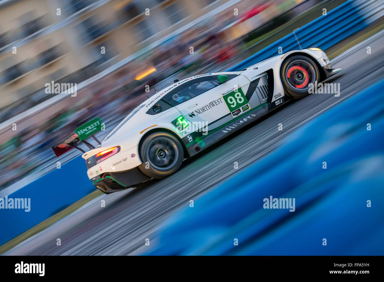 Sebring, FL, USA. 17. März 2016. Aston Martin Racing V12 Vantage Rennen durch die Kurven bei den Mobil 1 12 Stunden von Sebring auf dem Sebring International Raceway in Sebring, FL. Credit: Csm/Alamy Live-Nachrichten Stockfoto