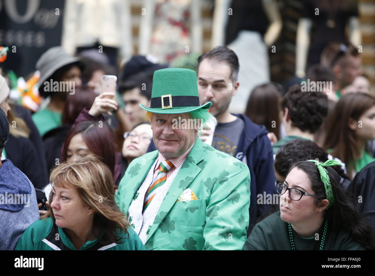 New York City, USA. 17. März 2016. Zuschauer im Shamrock grünen Kostüm. Tausende von Zuschauern säumten Fifth Avenue um Bürgermeister Bill de Blasio März für die erstmals in der landesweit ältesten & größte St. Patricks Day Parade in Anerkennung der Lavendel & Green Alliance, einer LGBT-Gruppe marschieren offiziell zum ersten Mal entlang der Fifth Avenue zu Zeugen. Bildnachweis: Andy Katz/Pacific Press/Alamy Live-Nachrichten Stockfoto