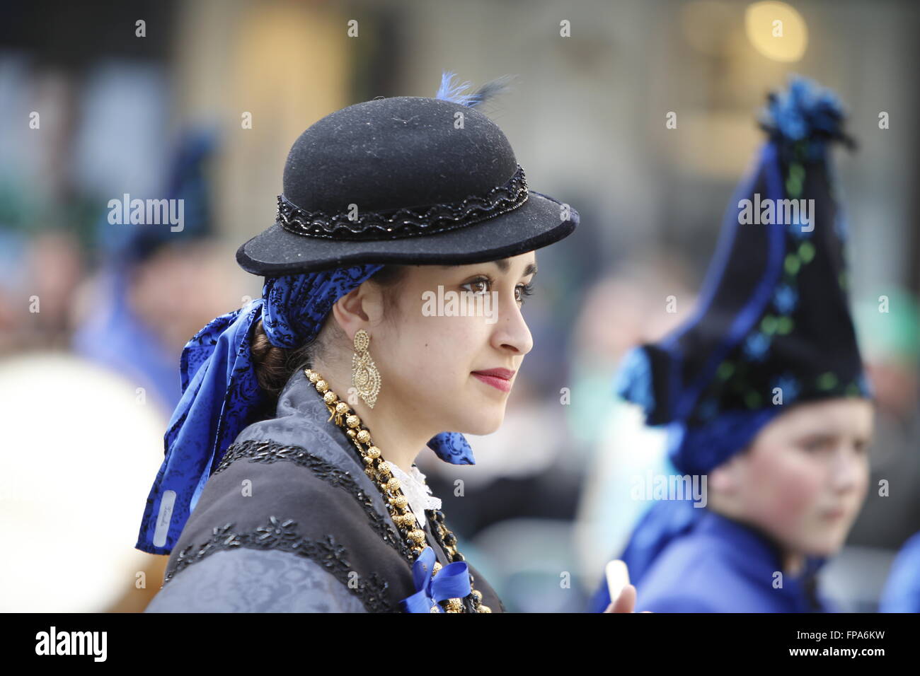 New York City, USA. 17. März 2016. Demonstranten in historischen Kostümen. Tausende von Zuschauern säumten Fifth Avenue um Bürgermeister Bill de Blasio März für die erstmals in der landesweit ältesten & größte St. Patricks Day Parade in Anerkennung der Lavendel & Green Alliance, einer LGBT-Gruppe marschieren offiziell zum ersten Mal entlang der Fifth Avenue zu Zeugen. Bildnachweis: Andy Katz/Pacific Press/Alamy Live-Nachrichten Stockfoto