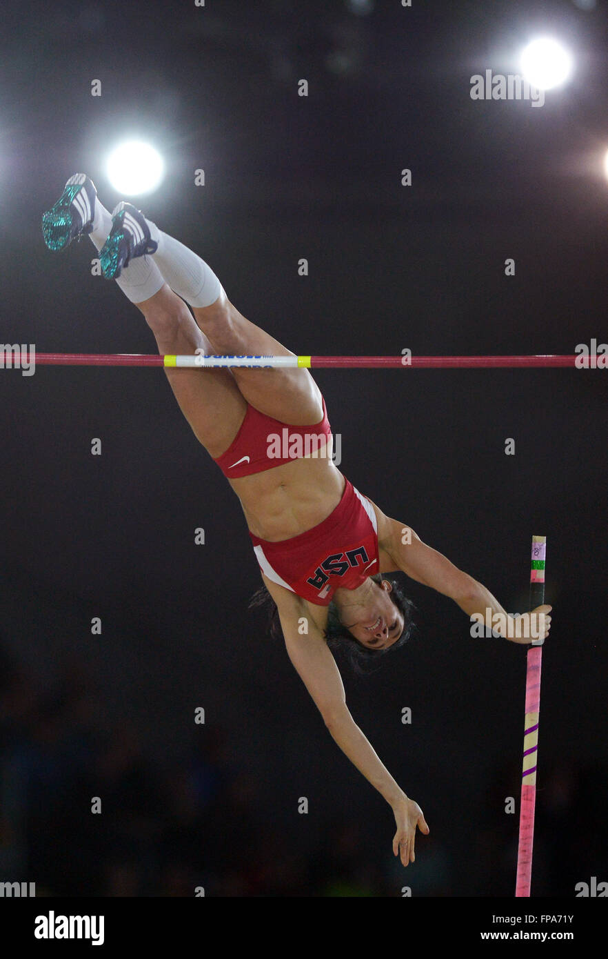 Portland, USA. 17. März 2016. Jennifer Suhr der Vereinigten Staaten konkurriert während der Frauen Stabhochsprung Finale während eines der IAAF World Indoor Championships im Oregon Convention Center in Portland, Oregon, USA, am 17. März 2016. Suhr gewann den Champion mit 4,9 Meter. Bildnachweis: Yin Bogu/Xinhua/Alamy Live-Nachrichten Stockfoto