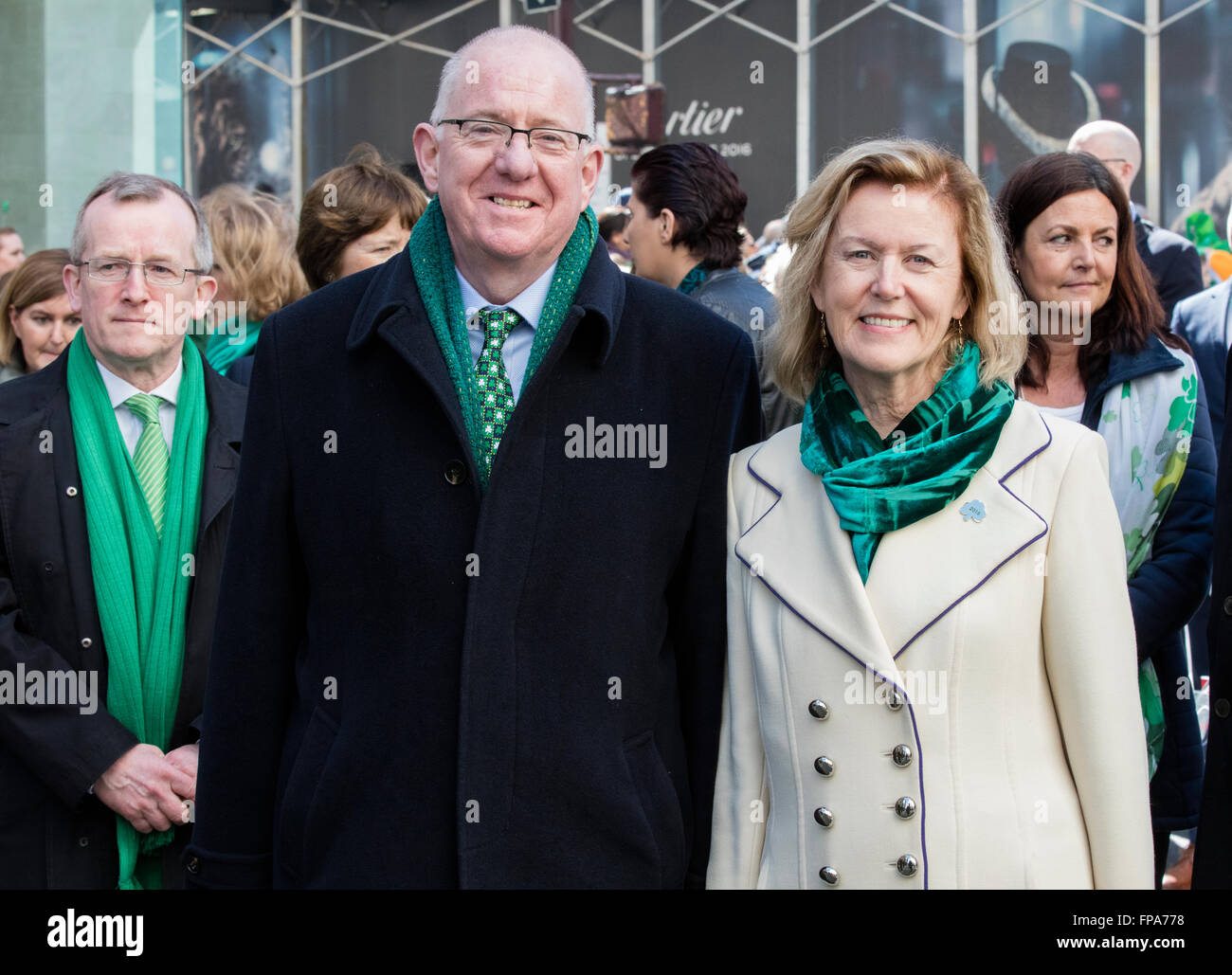 New York, Vereinigte Staaten von Amerika. 16. März 2016. Minister für auswärtige Angelegenheiten Charlie Flanagan (links), Ambassador Anne Anderson (R) über die 255ten New Yorker St. Patrick's Day Parade teilgenommen. Die Parade der Schutzpatron Irlands ehrt und fand zum ersten Mal in New York 14 Jahre vor der Unterzeichnung der Unabhängigkeitserklärung. © Luiz Rampelotto/Pacific Press/Alamy Live-Nachrichten Stockfoto