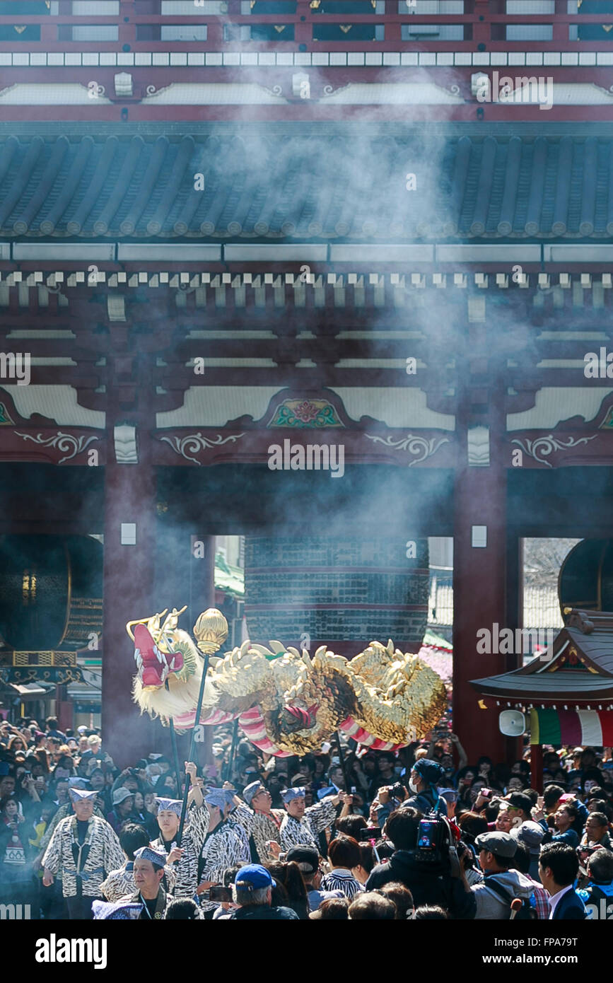 Tokio, Japan. 18. März 2016. Ein goldener Drachentanz oder Kinryu-No-Mai erfolgt auf der Sensoji-Tempel in Asakusa am 18. März 2016, Tokio, Japan. Das jährliche Festival feiert die Gründung des Sensoji Tempel; Das ist auch bekannt als Kinryu-Zan, buchstäblich Golden Dragon Mountain. Der Legende nach als der Tempel gegründet wurde ein Goldener Drache entstammt der Himmel einen Hain von 1.000 Kiefern in der Nähe der Tempel am 18. Tag zu schaffen. Der Drache im Tanz verwendet 88kg und 18m Länge und wird betrieben von 8 Personen. Bildnachweis: Aflo Co. Ltd./Alamy Live-Nachrichten Stockfoto