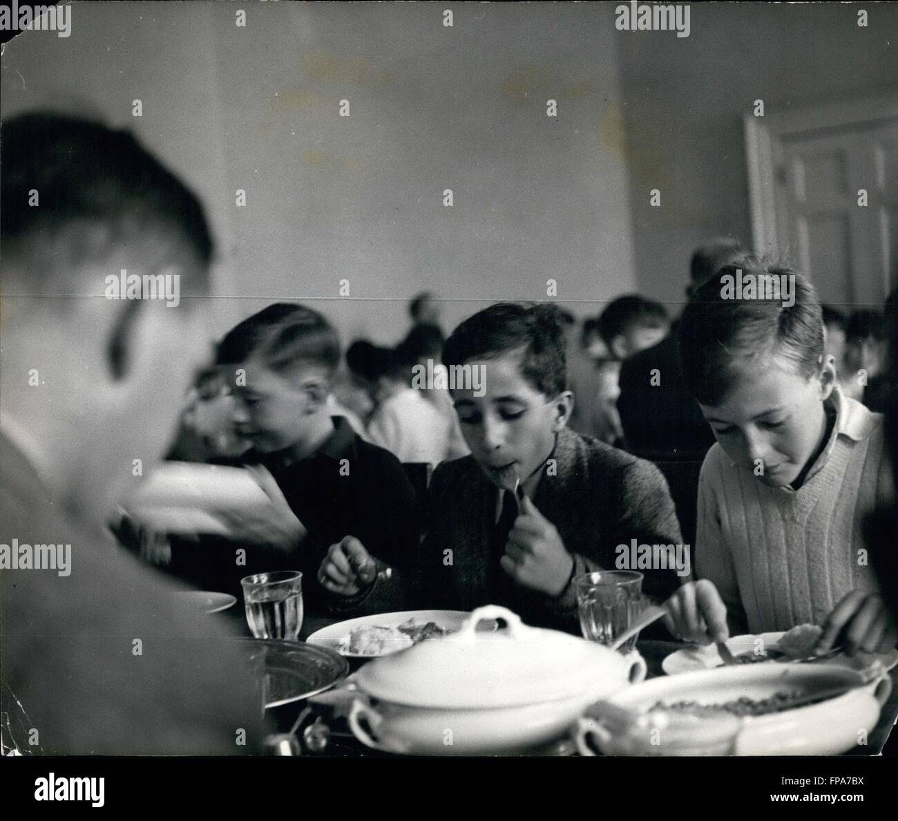 1947 - der junge König in der Schule: 12-Year-Old Faisal II des Irak steckt in einem echten englischen Privatschule Mittagessen. Keine Ankündigung oder mehr Aufmerksamkeit wird ihm als irgendwelche der anderen jungen geschenkt. dieser Mangel an Aufmerksamkeit und wissen, wie man seine persönlichen Gefühl unterdrücken sind einige der wertvollsten Erfahrungen, die das englische Schulleben des Königs geben wird. war der letzte König des Irak. Er regierte von 4. April 1939 bis Juli 1958, als er, während die 14 ermordet wurde Juli-Revolution gemeinsam mit zahlreichen Mitgliedern seiner Familie. Diese Königsmord markierte das Ende der dreißig-sieben-Jahr-alten Hashemite Monarchie im Irak, welche t Stockfoto
