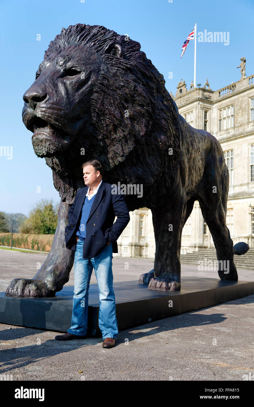 Longleat House, Wiltshire, UK. 17. März 2016. Eine prächtige Skulptur eines Löwen von afrikanischen basierend Bildhauer Bruce Little, die im Auftrag von Ceawlin Thynn, Viscount Weymouth von Longleat, wurde heute vor Longleat House in Wiltshire im Rahmen des 50-jährigen Jubiläums am Longleat enthüllt. Die 8m lange von 4,3 m hohe Statue in Bronze in Afrika modelliert worden hat. Bildnachweis: Andrew Harker/Alamy Live-Nachrichten Stockfoto