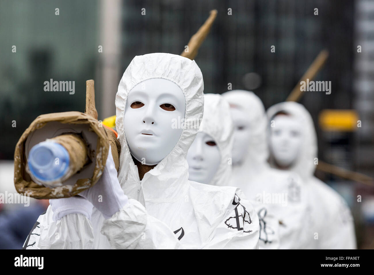 London, UK. 18. März 2016. Amnesty International Aktivisten nehmen einen Stapel von fünf riesigen Dummy-Raketen zur Downing Street auf die Weigerung der britischen Regierung zu stoppen aufmerksam exportiert von UK hergestellt Waffen an Saudi-Arabien trotz der eindeutig die Gefahr, dass sie verwendet werden könnten, zu begehen Kriegsverbrechen im Jemen. Die Raketen - 1,8-Meter-langen Repliken der 500lb Paveway IV Waffe, die derzeit von Saudi Arabien UK geliefert Eurofighter Typhoon Kampfflugzeuge verwendet werden - tragen die Nachricht "Made in Britain, zerstörende lebt im Jemen". Bildnachweis: Lebendige Bilder/Alamy Live-Nachrichten Stockfoto