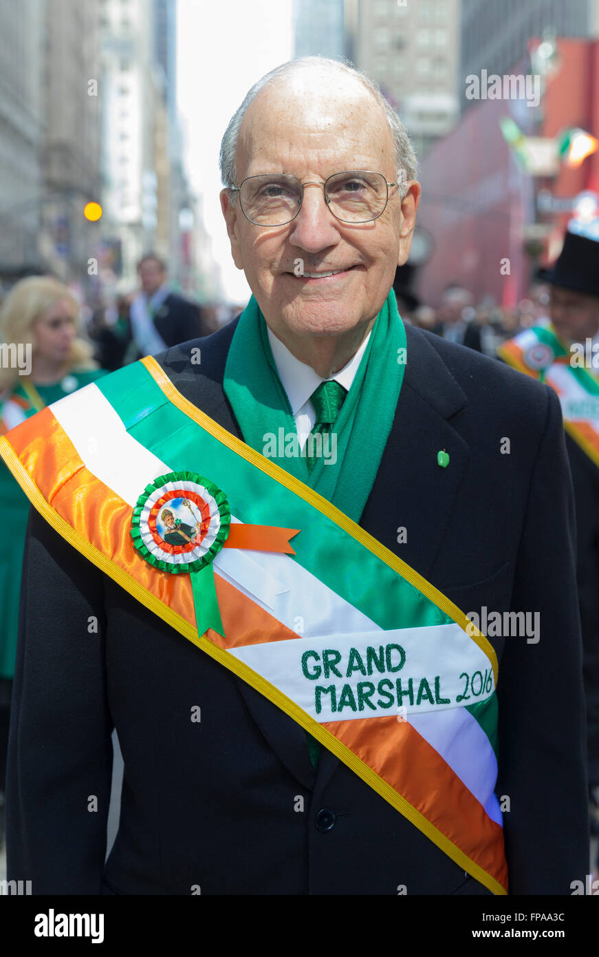 New York, USA. 17. März 2016. Senator George Mitchell besucht als grand Marshal jährlichen St. Patricks Day Parade auf der 5th Avenue in New York Credit: Lev Radin/Alamy Live-Nachrichten Stockfoto