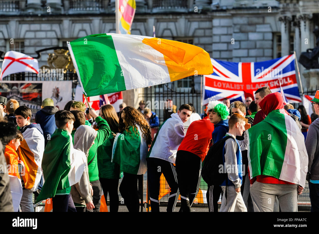 Belfast, Nordirland, Vereinigtes Königreich. 17. März 2016. Nationalistische Jugendliche halten dreifarbig, teilweise mit "IRA" geschrieben, in einem Versuch, Loyalist Union Flag Demonstranten zu provozieren. Bildnachweis: Stephen Barnes/Alamy Live-Nachrichten Stockfoto