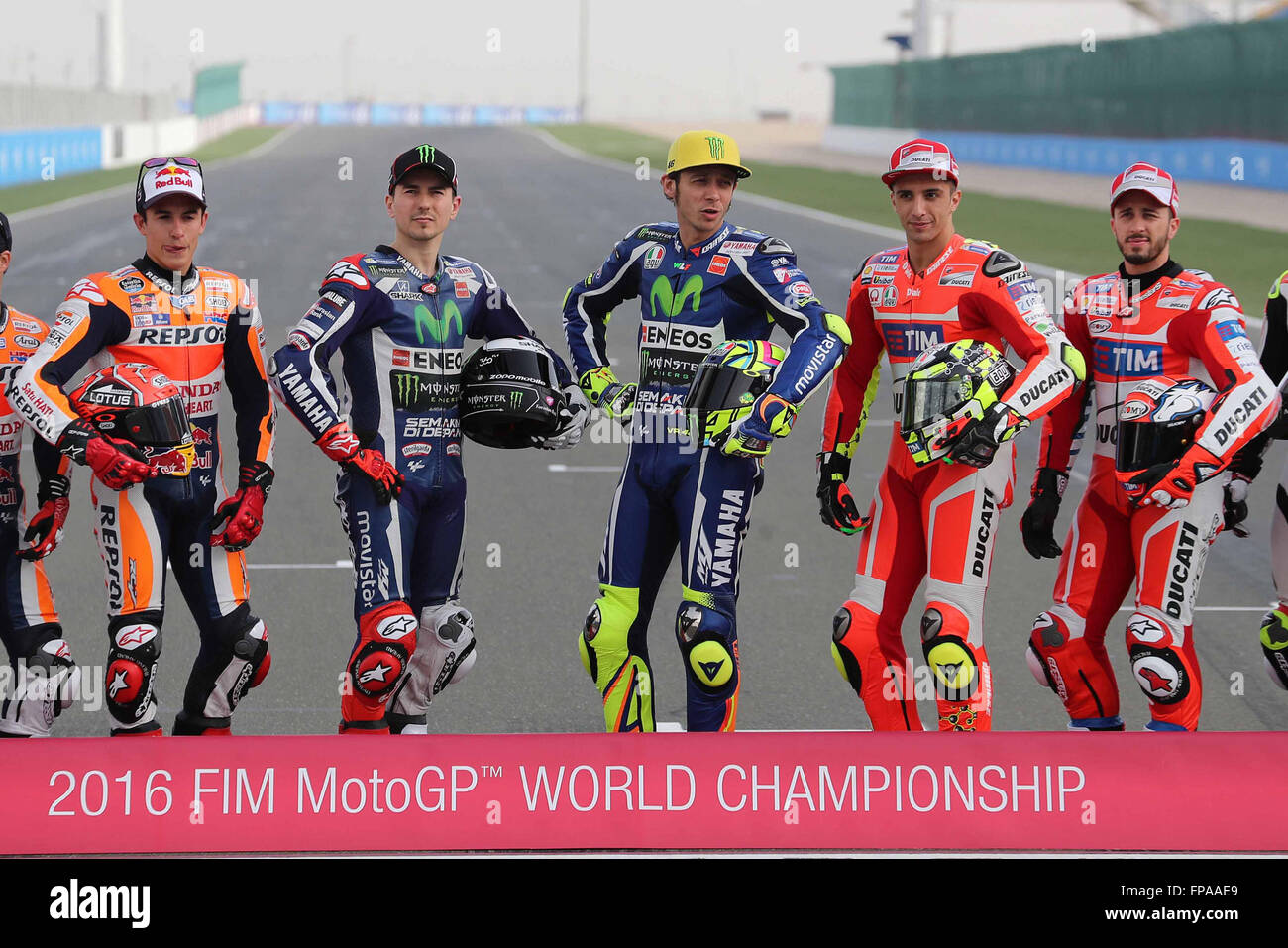 Doha, Katar. 17. März 2016. Die 2016 Italien und Spanien MotoGP Fahrer darstellen bevor das offizielle Foto der 2016-MotoGP-Fahrer während des MotoGp Katar - freies Training am Losail International Circuit am 17. März 2016 in Doha, Katar. Bildnachweis: Marco Iorio/Alamy Live-Nachrichten Stockfoto