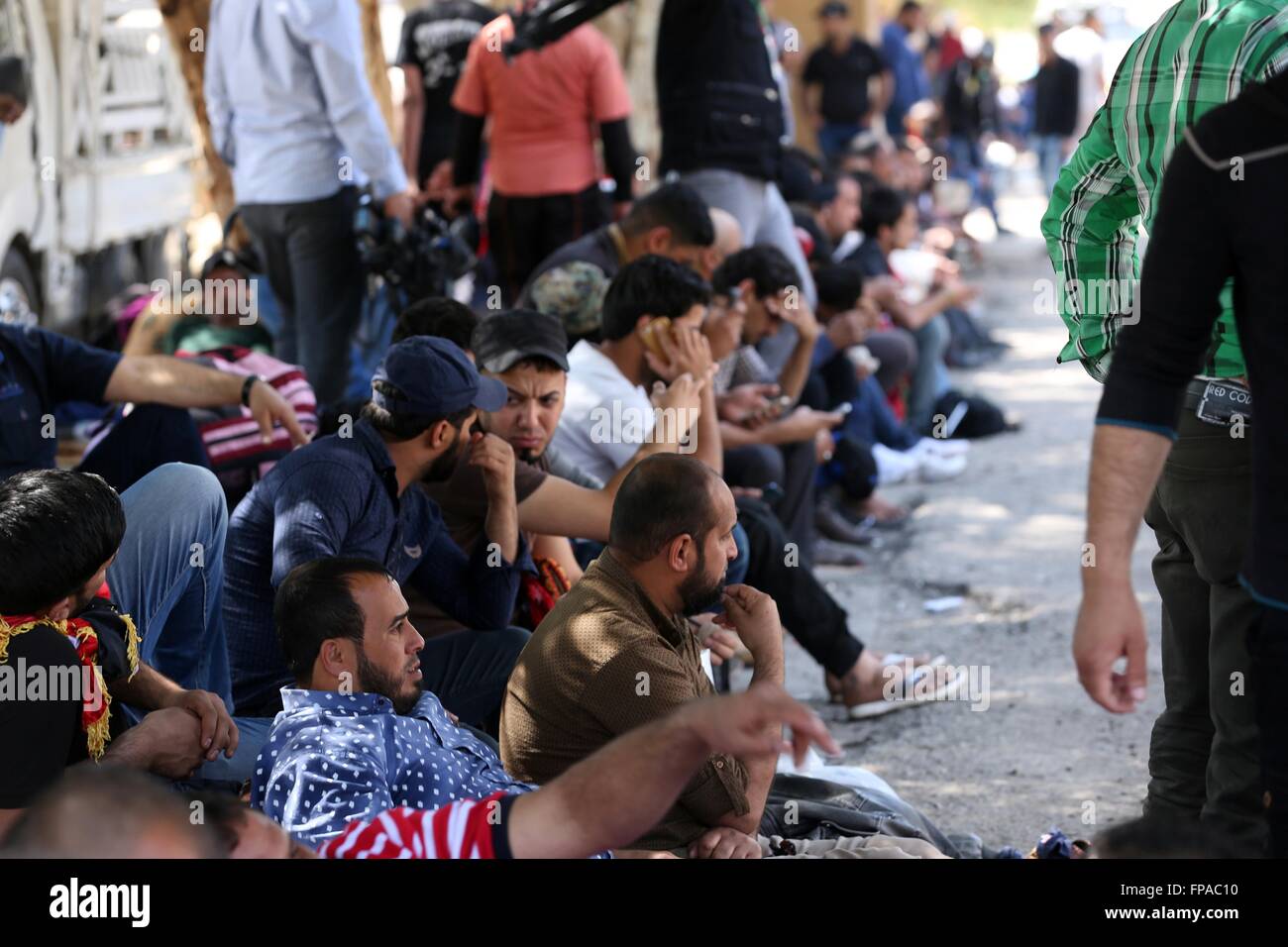 (160318)--Bagdad, März. 18, 2016 (Xinhua)--Unterstützer der irakischen schiitischen Geistlichen Muqtada al-Sadr nehmen Sie Teil an einer Demonstration gegen Korruption und Sit-in vor Green Zone Toren in Bagdad, Irak, am 18. März 2016. (Xinhua/Khalil Dawood) Stockfoto