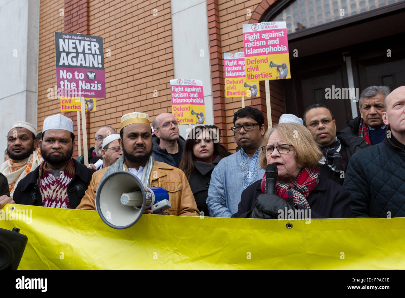 London, UK. 18. März 2016. Lindsey Deutsch spricht für Demonstranten und Unterstützer der East London Moschee in Whitechapel, Tower Hamlets, die Bühne eine Anti-Rassismus und "Solidarität mit Moschee" protestieren und fordern weit-Rechte Gruppe, Britain First durch den Innenminister aus rassistischen oder islamophobe Demonstrationen außerhalb von Moscheen und glauben Gebäude verboten werden. Bildnachweis: EL Bilder/Alamy Live News Stockfoto