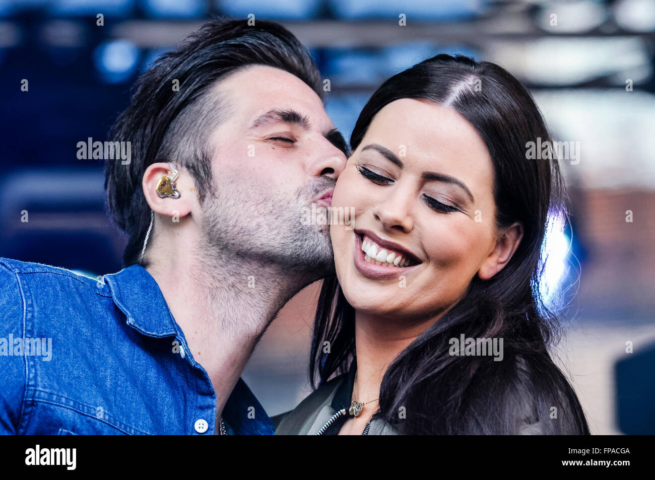 Belfast, Nordirland. 17. März 2016 - Ben Haenow, Gewinner des X-Factor 2014, küsst Cool FM Rebecca McKinney vor der St. Patricks Day Konzert in Belfast Credit: Stephen Barnes/Alamy Live News Stockfoto