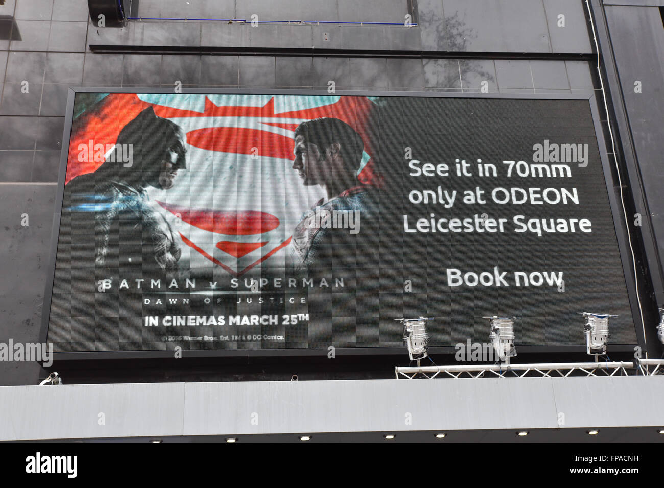 Leicester Square, London, UK. 18. März 2016. Batman v. Superman-Film, der am kommenden Freitag veröffentlicht wird soll in 70 mm gezeigt werden Stockfoto