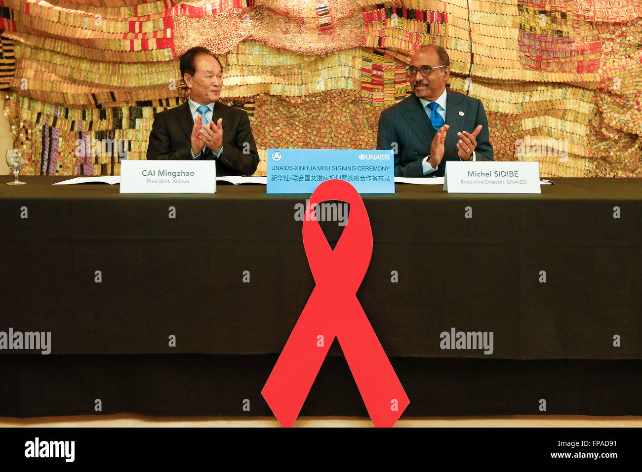 (160318) - Genf, März 18 (Xinhua)--Xinhua Nachrichtenagentur Präsident Cai Mingzhao (L) und UNAIDS Executive Director Michel Sidibé besuchen die feierliche Unterzeichnung des UNAIDS und Xinhua strategische Kooperation Memorandums, in Genf, Schweiz, 18. März 2016. UNAIDS Executive Director Michel Sidibé am Freitag sagte Chinas Leistung auf dem Gebiet der AIDS-Prävention und Behandlung war eines der besten in der Welt, fügte hinzu, dass China erwartet wurde, um das nächste Land, Mutter-Kind-Übertragung (MTCT) der Krankheit vollständig auszulöschen. Sidibe am Freitag unterzeichnet hier mit zunehmendem Alter Xinhua News Stockfoto