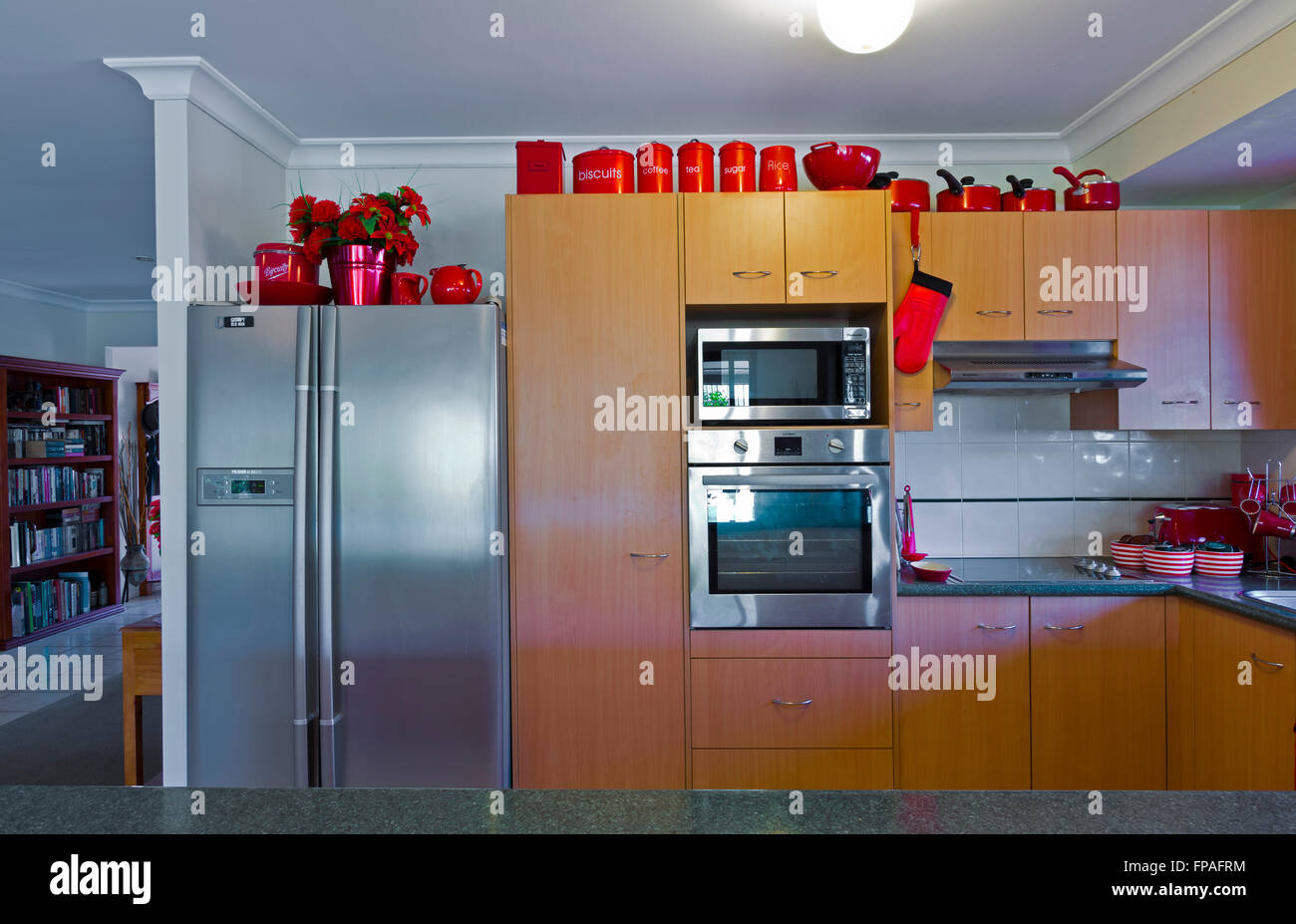 Küche rot gestylt zeigen Geräte, Geschirr, Vorhänge, Besteck, Spüle, Geschirrspüler Stockfoto