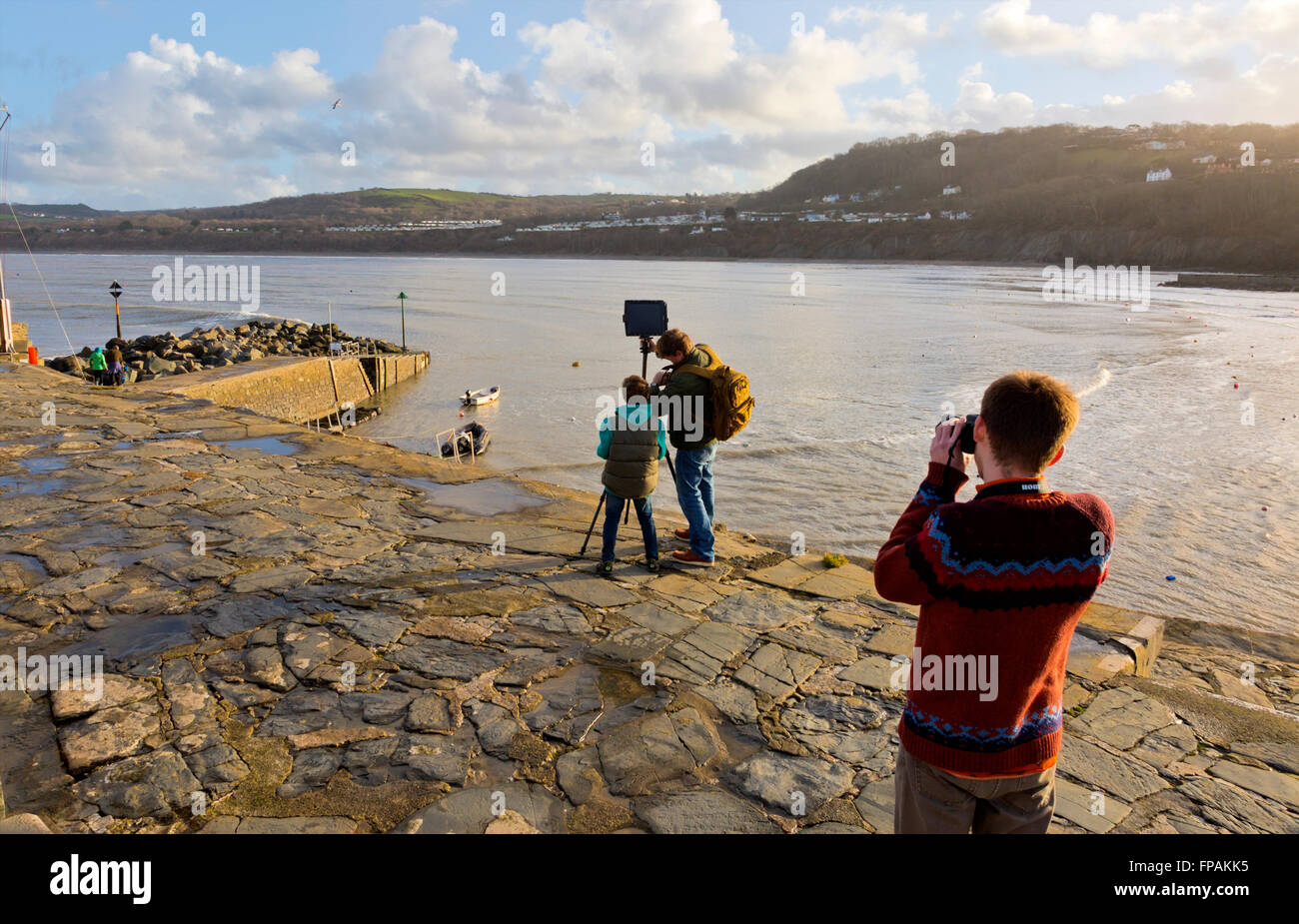 walisische Hafen Hafen Szene bei Sonnenuntergang zeigt Fotograf mit Tablet fotografieren mit Sohn fotografiert Stockfoto