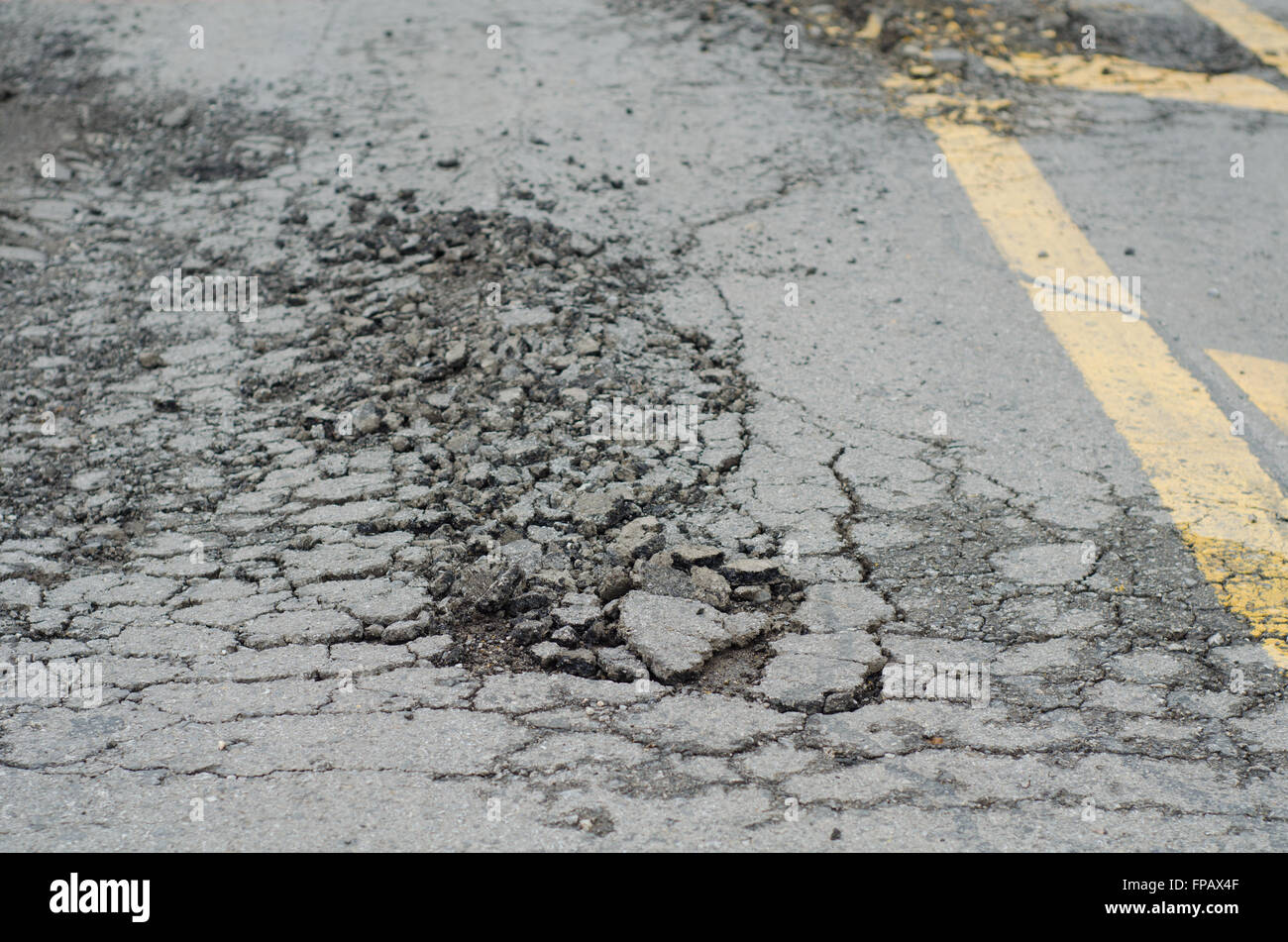 Asphalt-Oberfläche, auf der Straße wurden aufgrund schlechter Bau abgerissen. Stockfoto