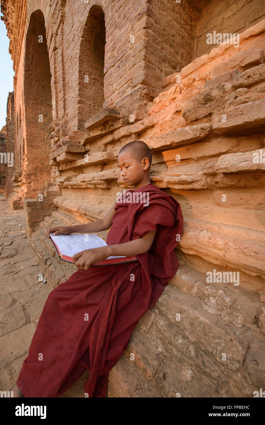 Ein junger Mönch im Tempel von Bagan, Myanmar lesen Stockfoto