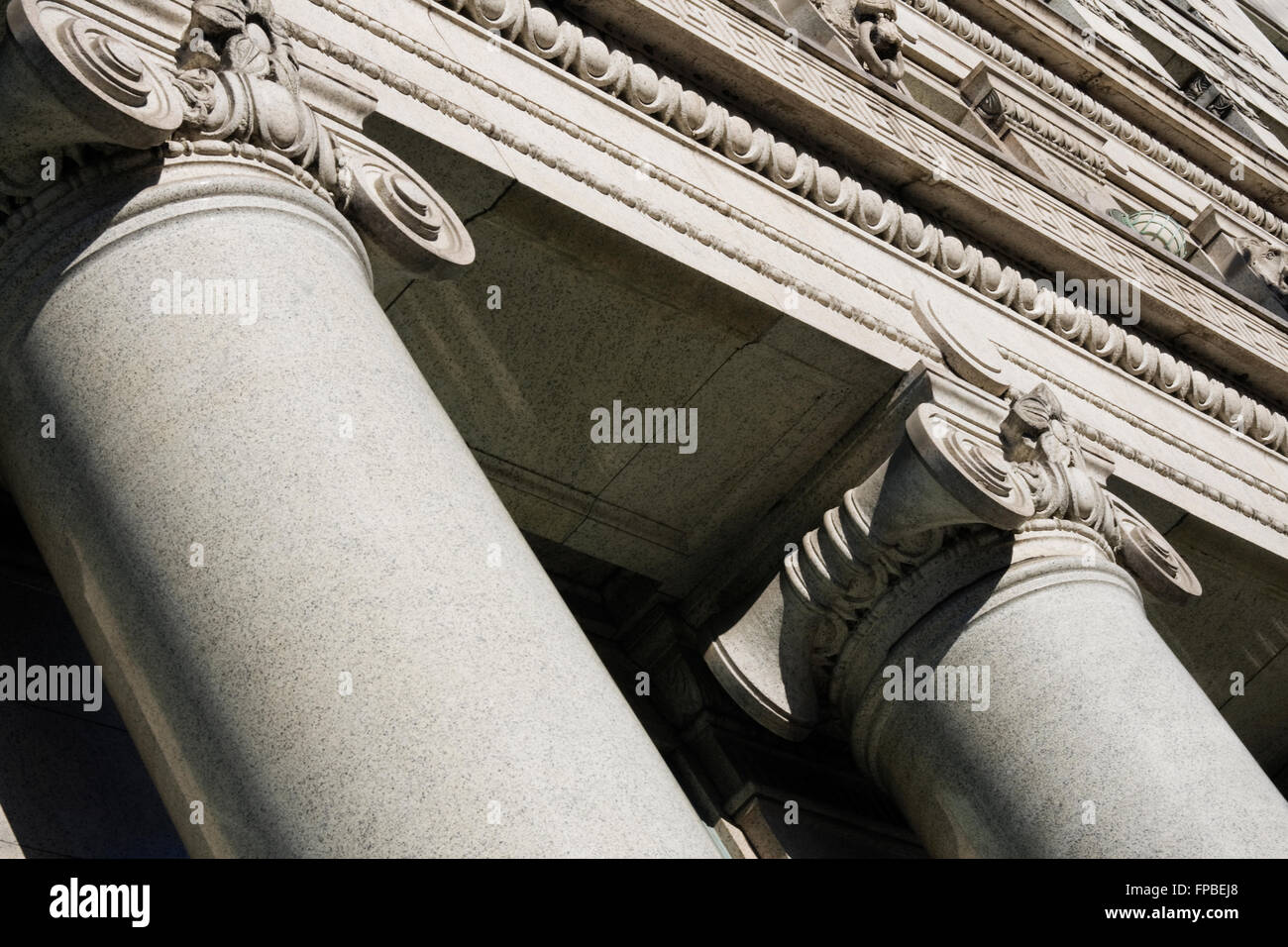 In der Nähe von zwei ionische Säulen Stockfoto