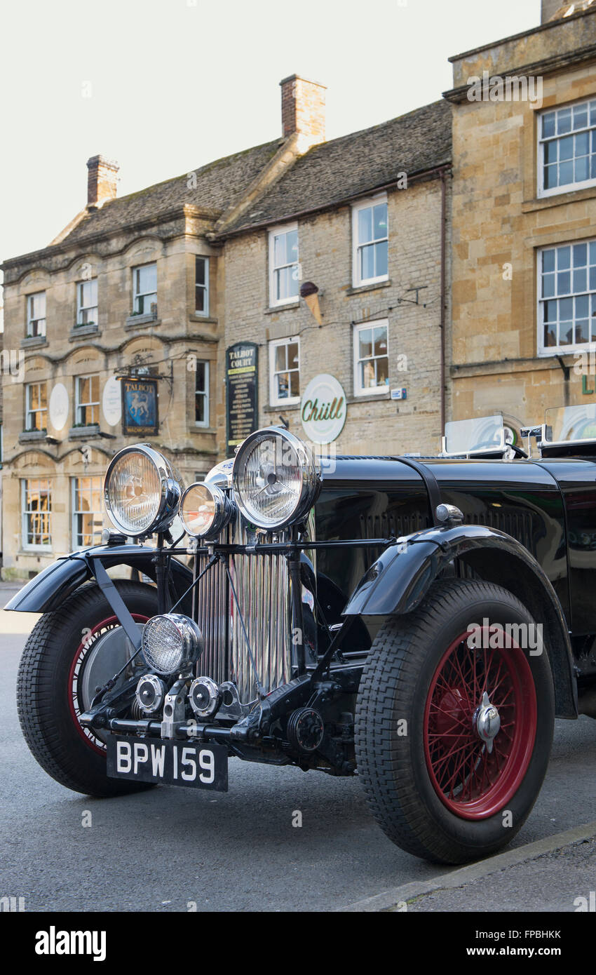 1934 Vintage Lagonda M45 vor Scotts Stow Shop geparkt. Verstauen Sie auf die würde, Cotswolds, Gloucestershire, England Stockfoto