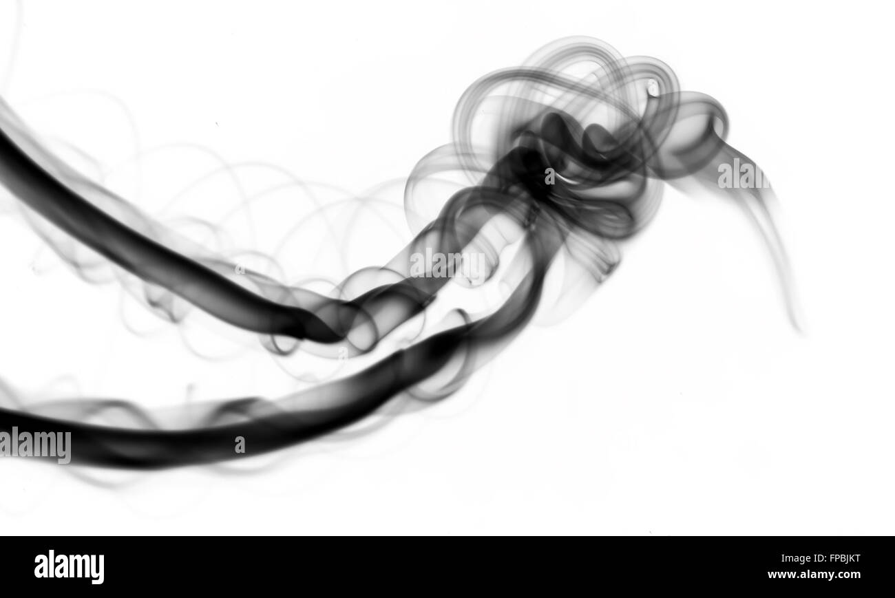 Schwarzer Rauch abstrakt über dem weißen Hintergrund Stockfoto