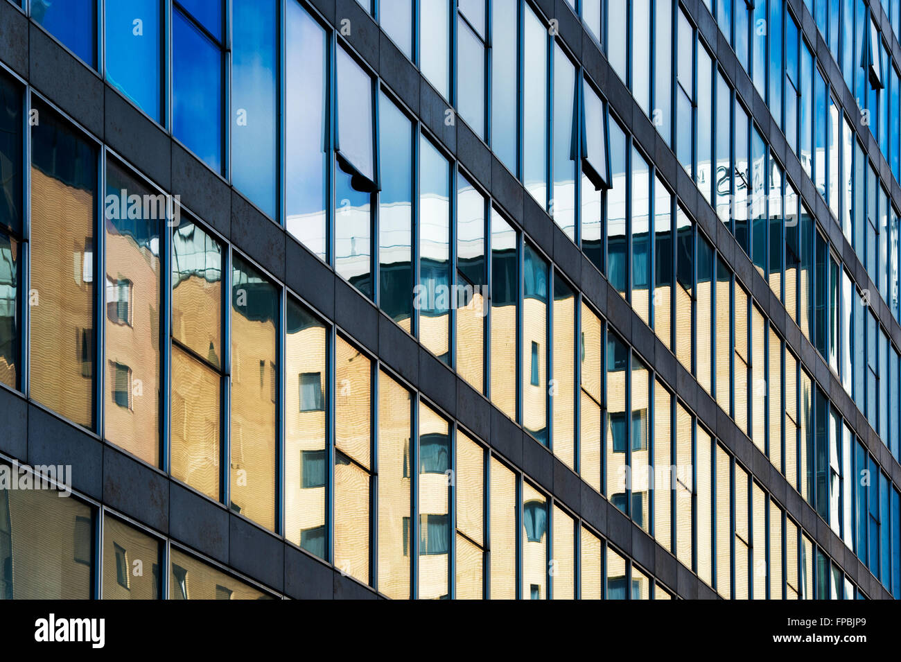 Milton Keynes Bürogebäude Glas Fenster Zusammenfassung. Milton Keynes, Buckinghamshire, England Stockfoto