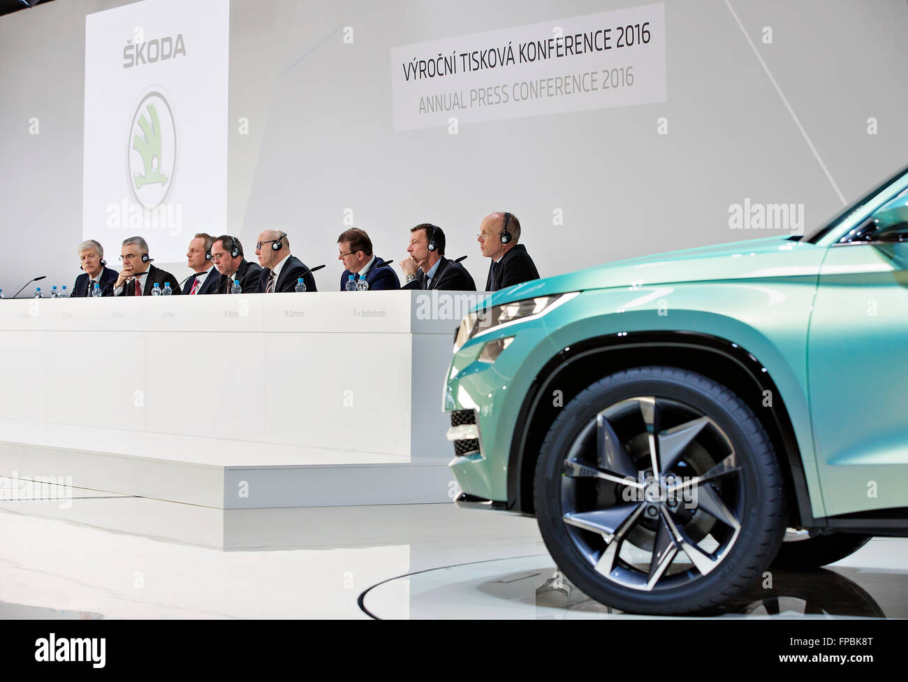 Von links nach rechts Vorstand Mitglieder der tschechischen Autohersteller Skoda Auto Dieter Seemann, Michael Oeljeklaus, Christian Strube, Winfried Krause, Geschäftsführer Bernhard Maier, Bohdan Wojnar, Werner Eichhorn, Leiter Kommunikation Hecht von bestenbostel während der Jahrespressekonferenz in Mlada Boleslav, tschechische Republik, am Mittwoch, 16. März 2016. Stockfoto