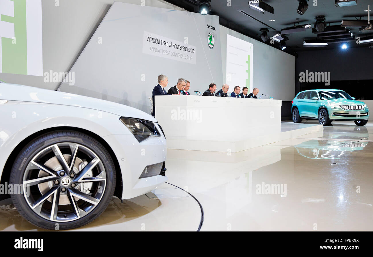 Von links nach rechts Vorstand Mitglieder der tschechischen Autohersteller Skoda Auto Dieter Seemann, Michael Oeljeklaus, Christian Strube, Winfried Krause, Geschäftsführer Bernhard Maier, Bohdan Wojnar, Werner Eichhorn, Leiter Kommunikation Hecht von bestenbostel während der Jahrespressekonferenz in Mlada Boleslav, tschechische Republik, am Mittwoch, 16. März 2016. Stockfoto