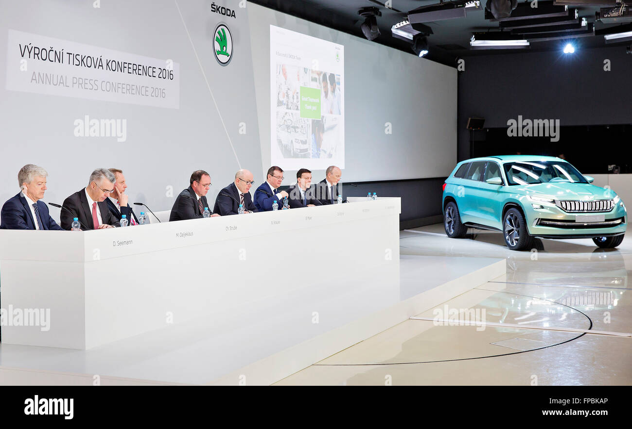 Von links nach rechts Vorstand Mitglieder der tschechischen Autohersteller Skoda Auto Dieter Seemann, Michael Oeljeklaus, Christian Strube, Winfried Krause, Geschäftsführer Bernhard Maier, Bohdan Wojnar, Werner Eichhorn, Leiter Kommunikation Hecht von bestenbostel während der Jahrespressekonferenz in Mlada Boleslav, tschechische Republik, am Mittwoch, 16. März 2016. Stockfoto