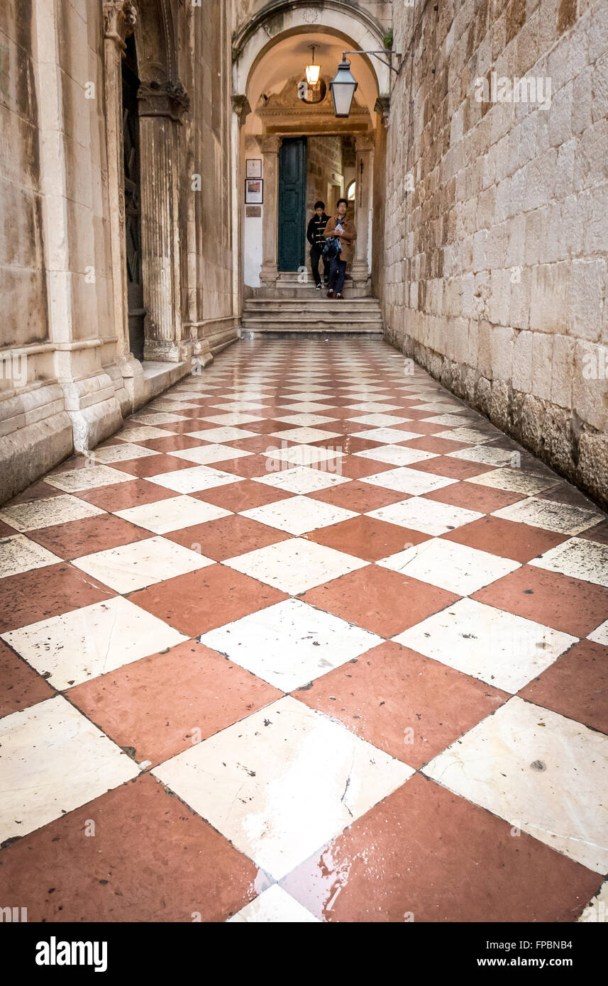 Touristen am Eingang zum berühmten Franziskanerkloster von Dubrovnik. Stockfoto