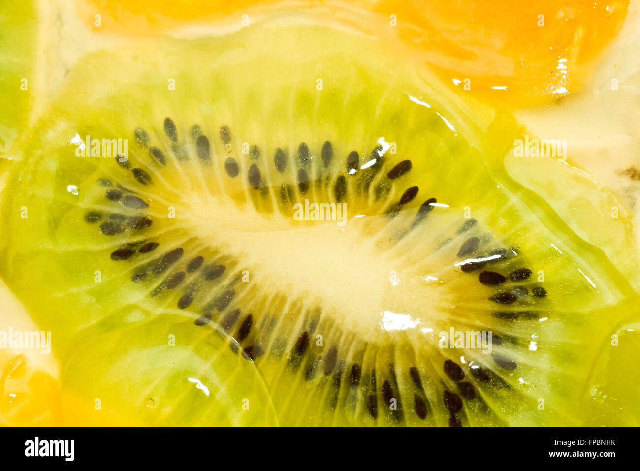 Obst-Hintergrund. In Scheiben geschnitten, Kiwi, Orange und Mandarine Segmente Stockfoto