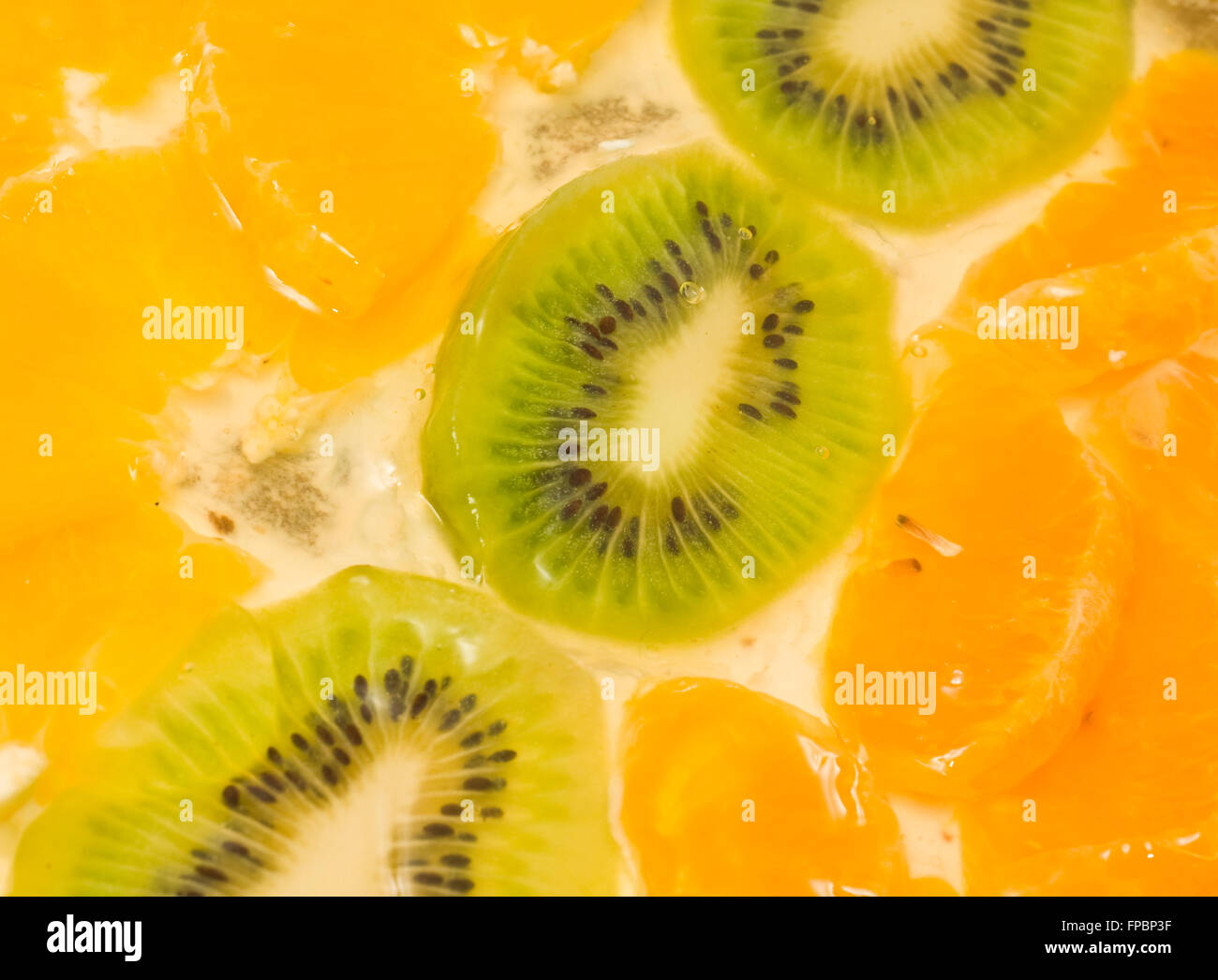 Leckere Frucht-Hintergrund. Kiwi und Orange Segmente geschnitten Stockfoto