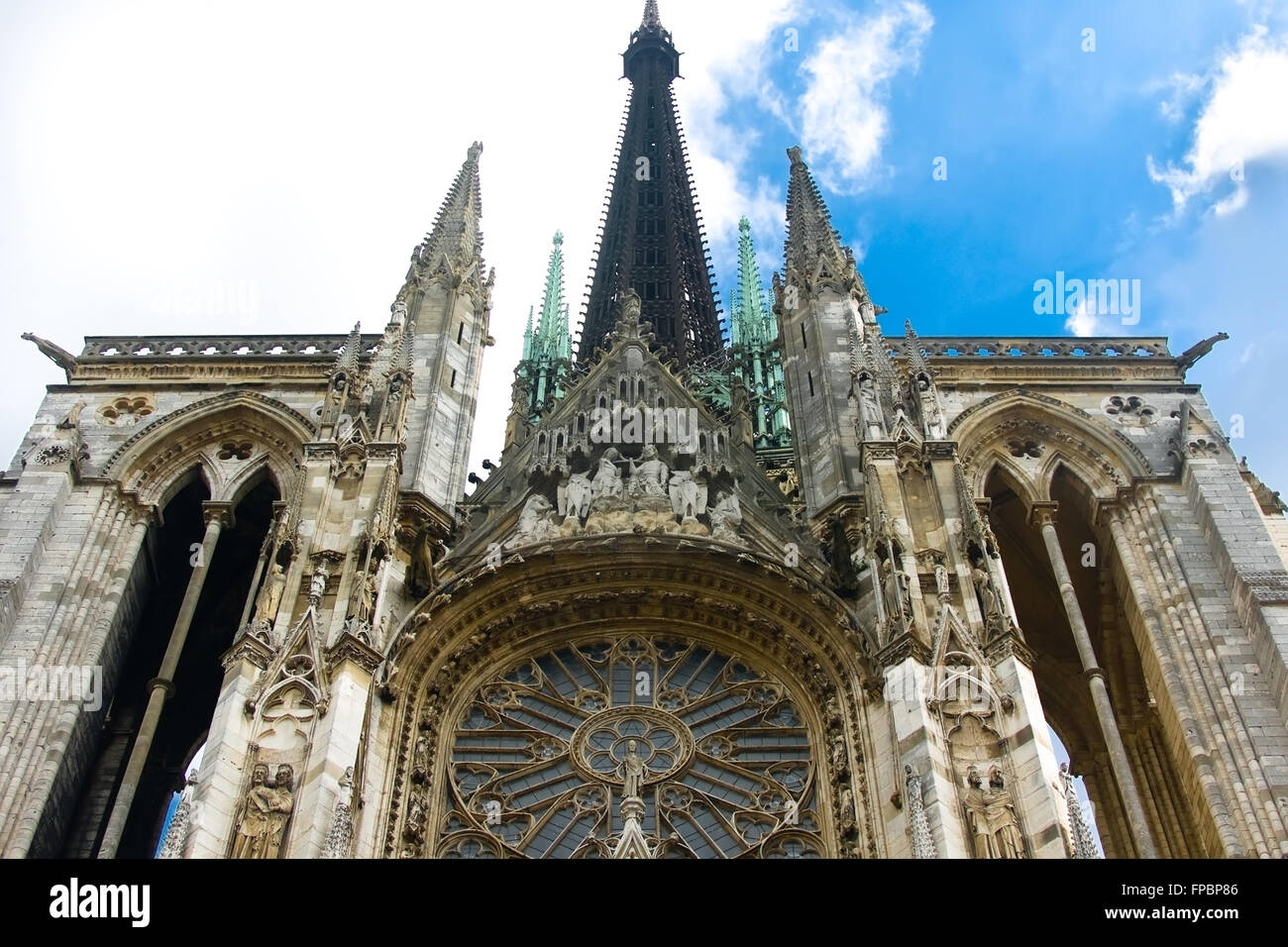 Buntglas-Fenster und Fassade der Kathedrale Notre-Dame in Rouen Stockfoto