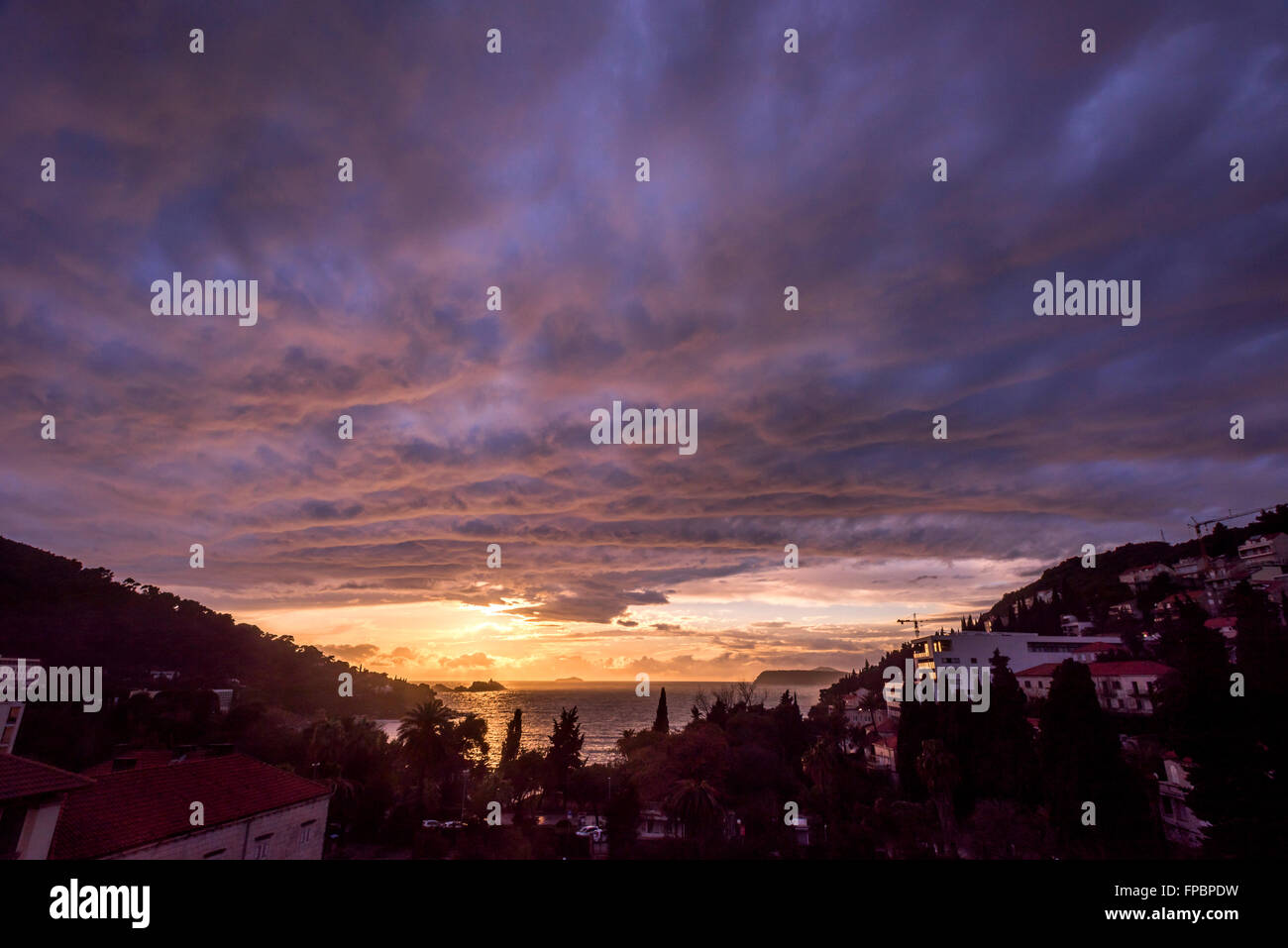 Sonnenuntergang über der Adria, Dubrovnik in Kroatien vor den Toren. Stockfoto