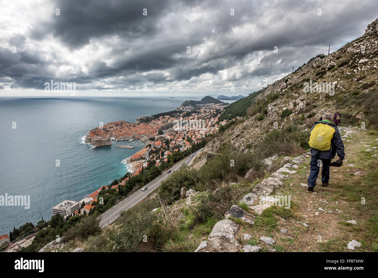 Blick über die Altstadt von Dubrovnik und die Adria-Küste in Kroatien. Stockfoto