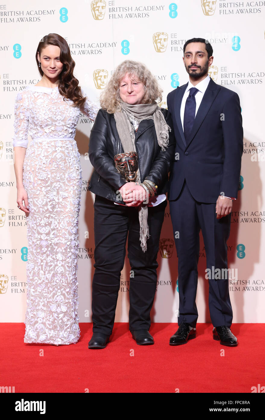 EE British Academy Film Awards (BAFTA) Awards Gewinner Raum 2016 mit: Olga Kurylenko, Jenny Beavan, Riz Ahmed Where: London, Vereinigtes Königreich bei: 14. Februar 2016 Stockfoto