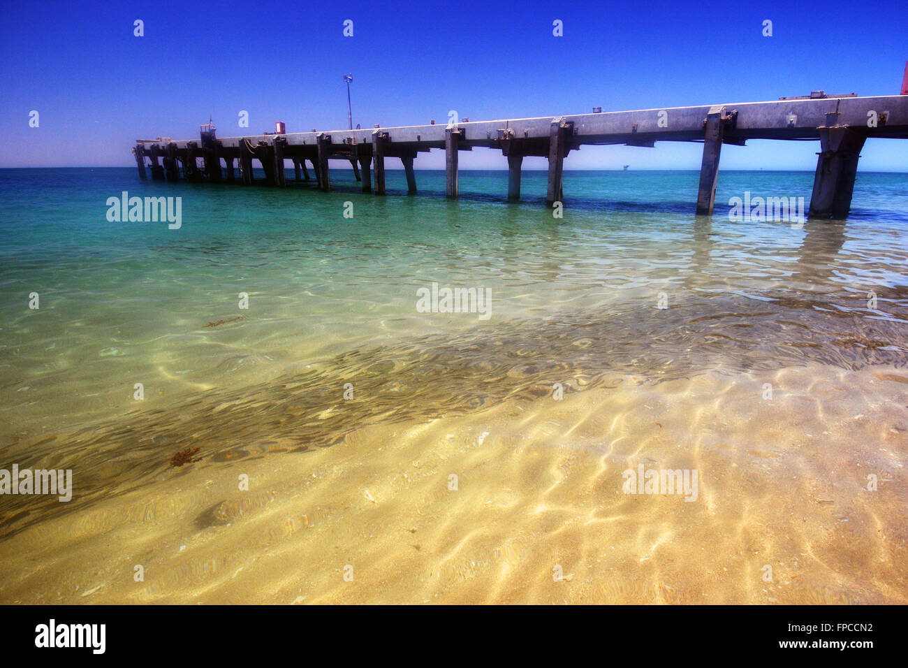 Köderfischen Schulbildung in der Nähe von alten Anlegestelle in der Nähe von Onslow, Region Pilbara, Western Australia Stockfoto