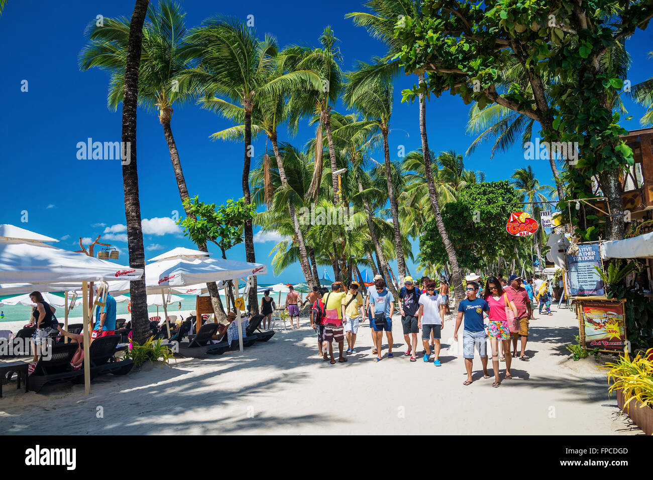 Touristen auf Station 2 Hauptstrand beschäftigt Shop Restaurant Straße in Boracay island Philippinen Stockfoto