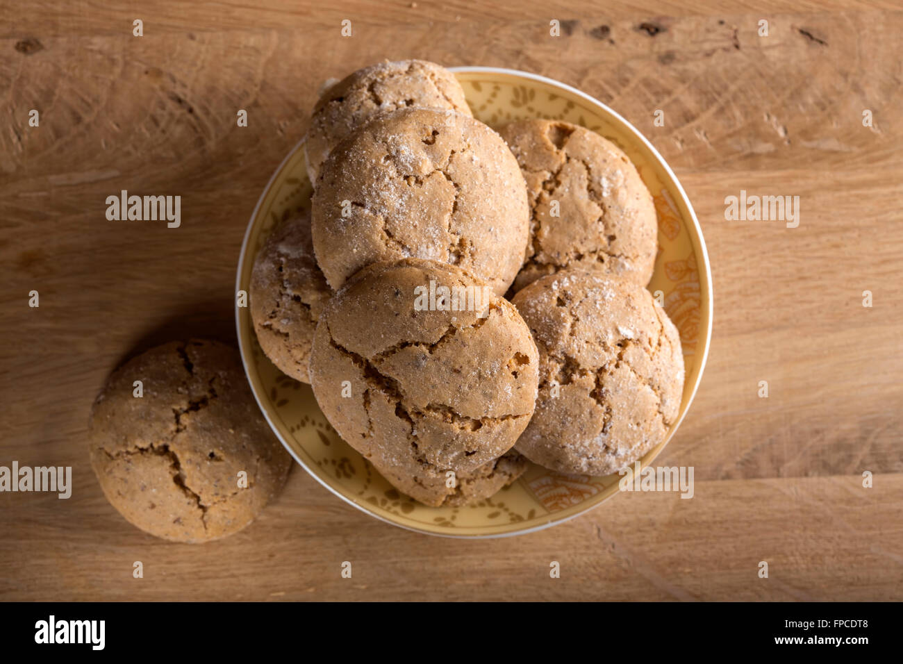 Traditionelle italienische Cookies auf einem Teller auf hölzernen Hintergrund Stockfoto