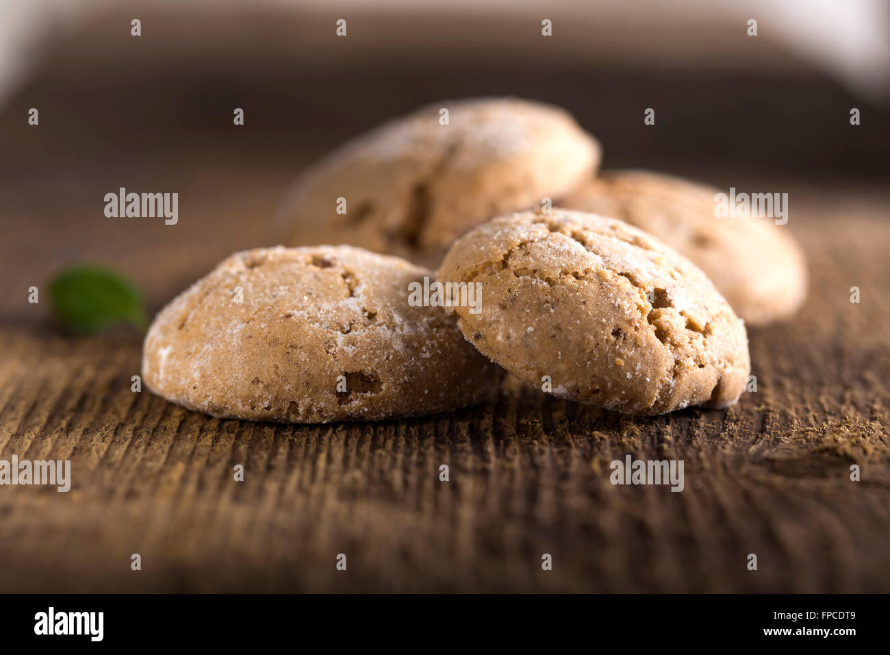 Mandelgebäck auf dunklem Untergrund aus Holz Stockfoto