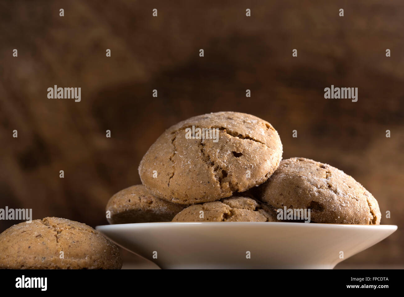Traditionelle italienische Cookies auf einem Teller auf hölzernen Hintergrund Stockfoto