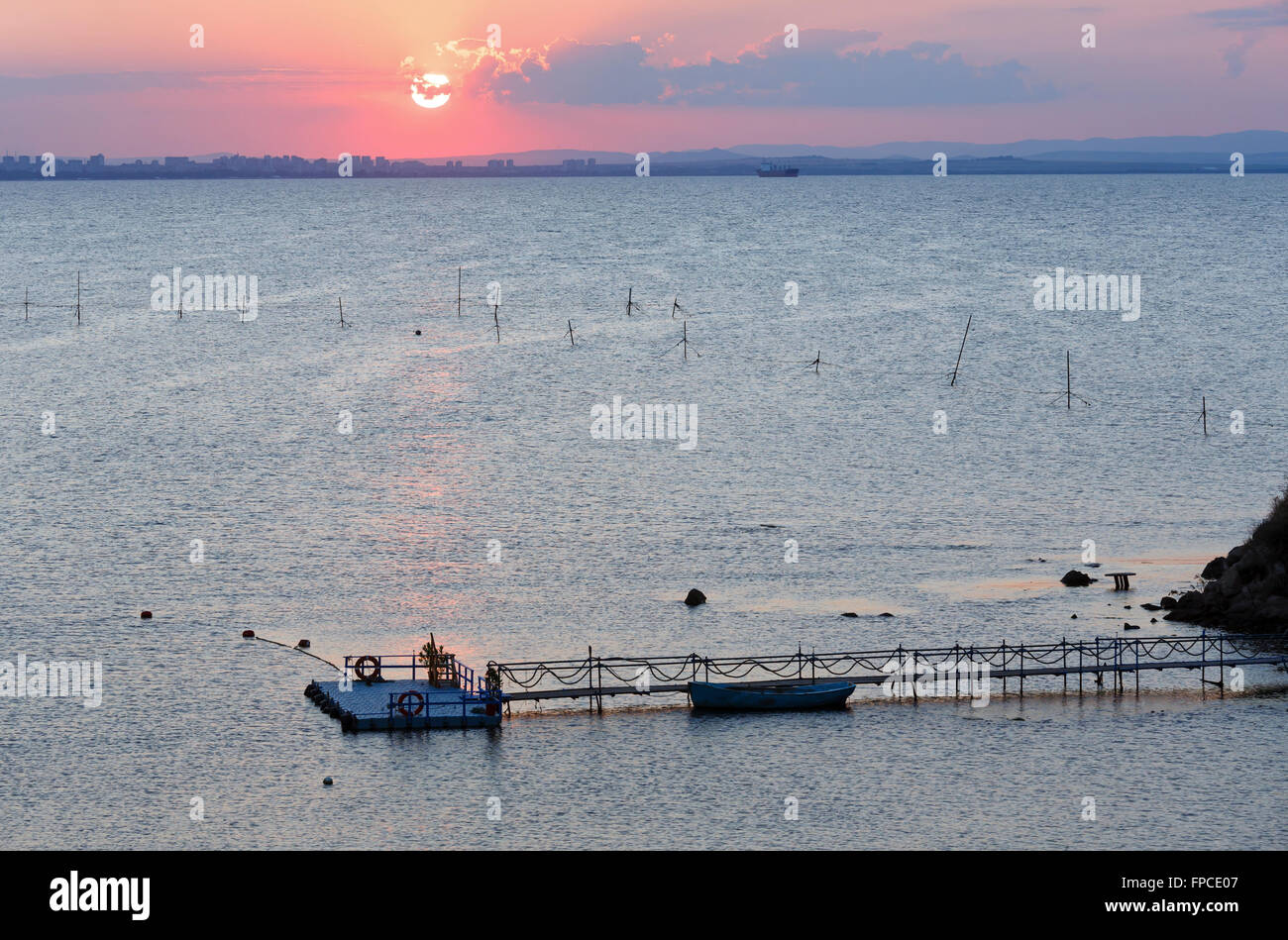 Schönen Blick aufs Meer Sonnenuntergang mit Sonne, Suntrack und Pier. Stockfoto