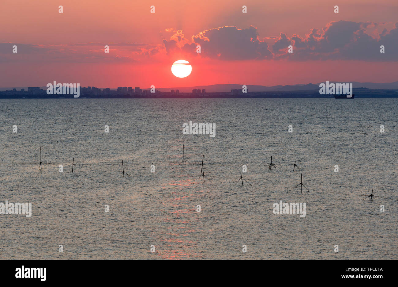 Schönen Blick aufs Meer Sonnenuntergang mit Sonne im Himmel und Netzstrümpfe. Stockfoto