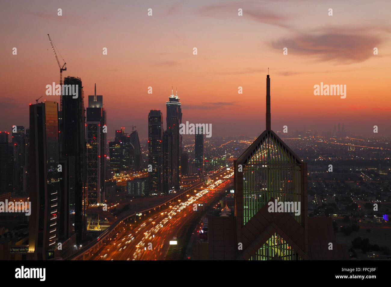 Verkehr auf der Straße in der Dämmerung, in Dubai. Stockfoto