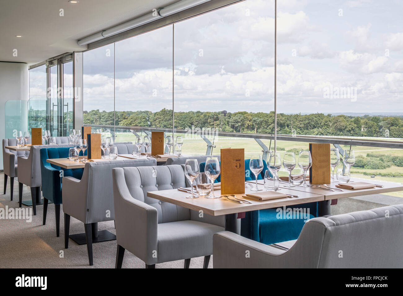 Eine Innenansicht des Restaurants und der Bar Royal Ascot Racecourse. Von 2020 ltd entwickelt. Stockfoto