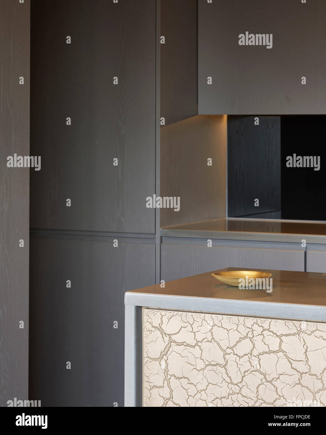 Eine Innenansicht von Messing und Holz in einer Küche, einem Luxus-Wohnheim. Stockfoto