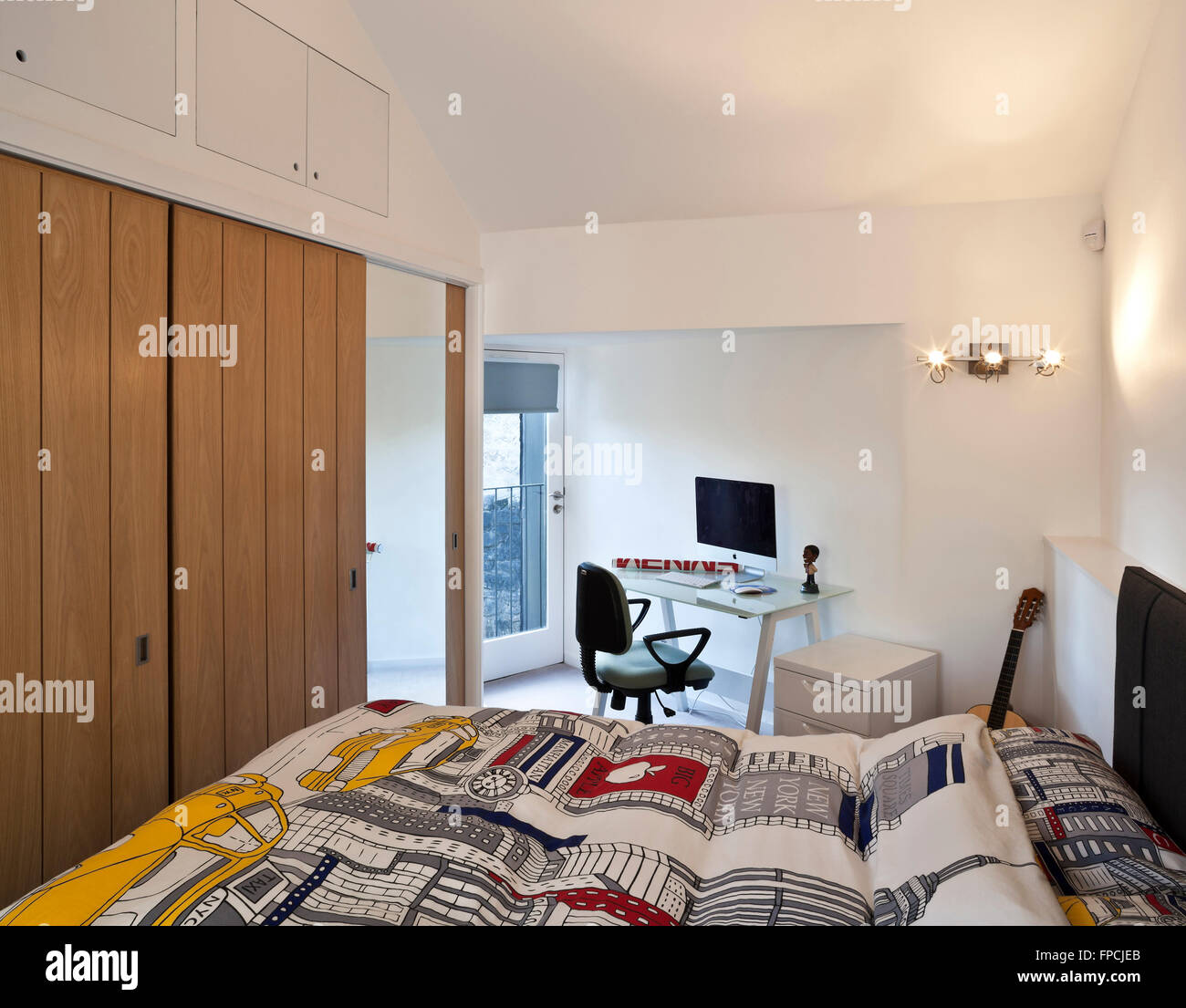 Das Schlafzimmer von einem Luxus-Wohnung in Ledcamernoch Haus Glasgow, auch das Bett, Einbauschränke, PC-Arbeitsplatz und zeigt, wie gut Licht aus Fenstern verwendet worden ist. Stockfoto