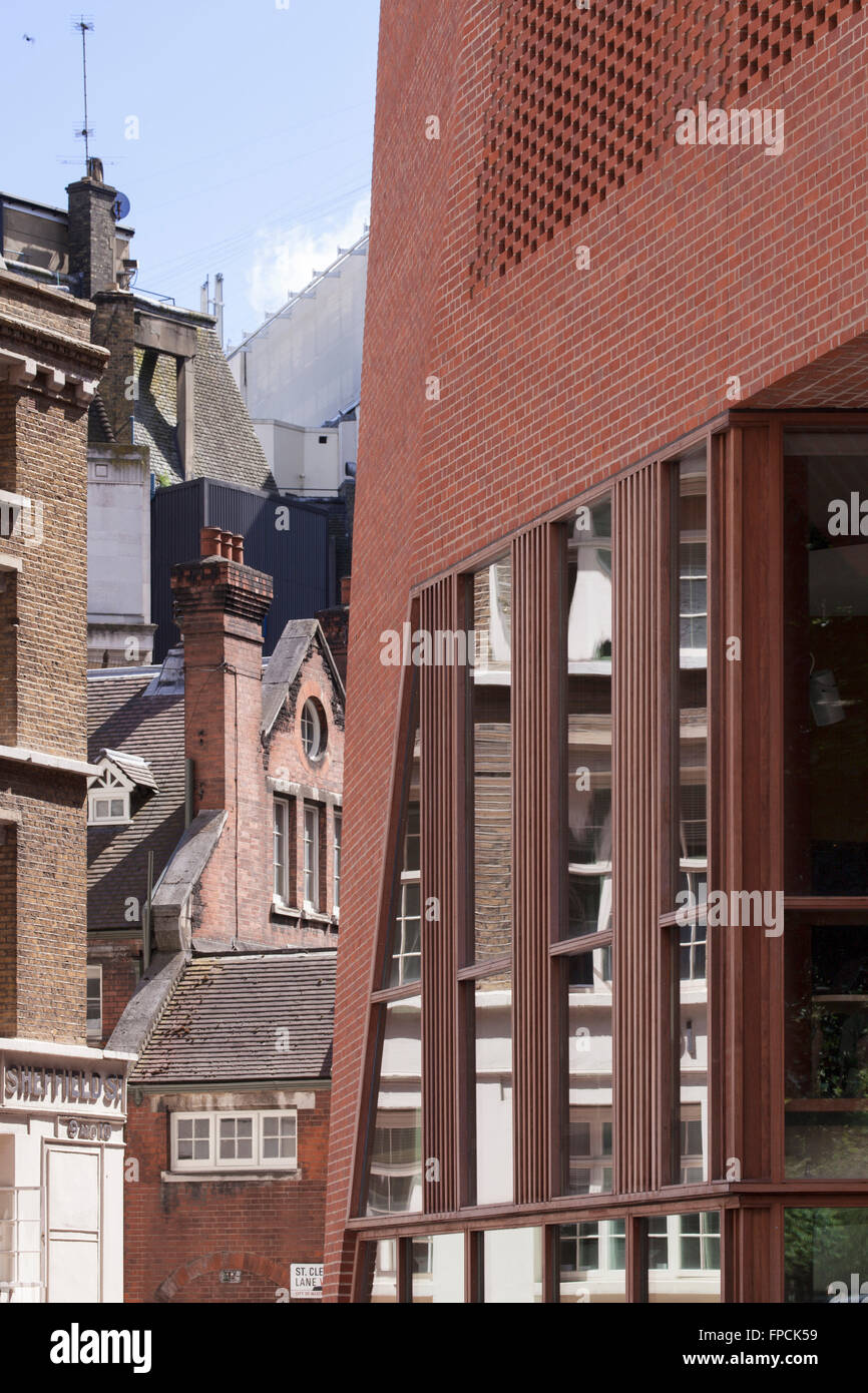 Ein Abschnitt von Mauerwerk und Verglasung der LSE Student Centre gesehen in der Nähe auf. Stockfoto