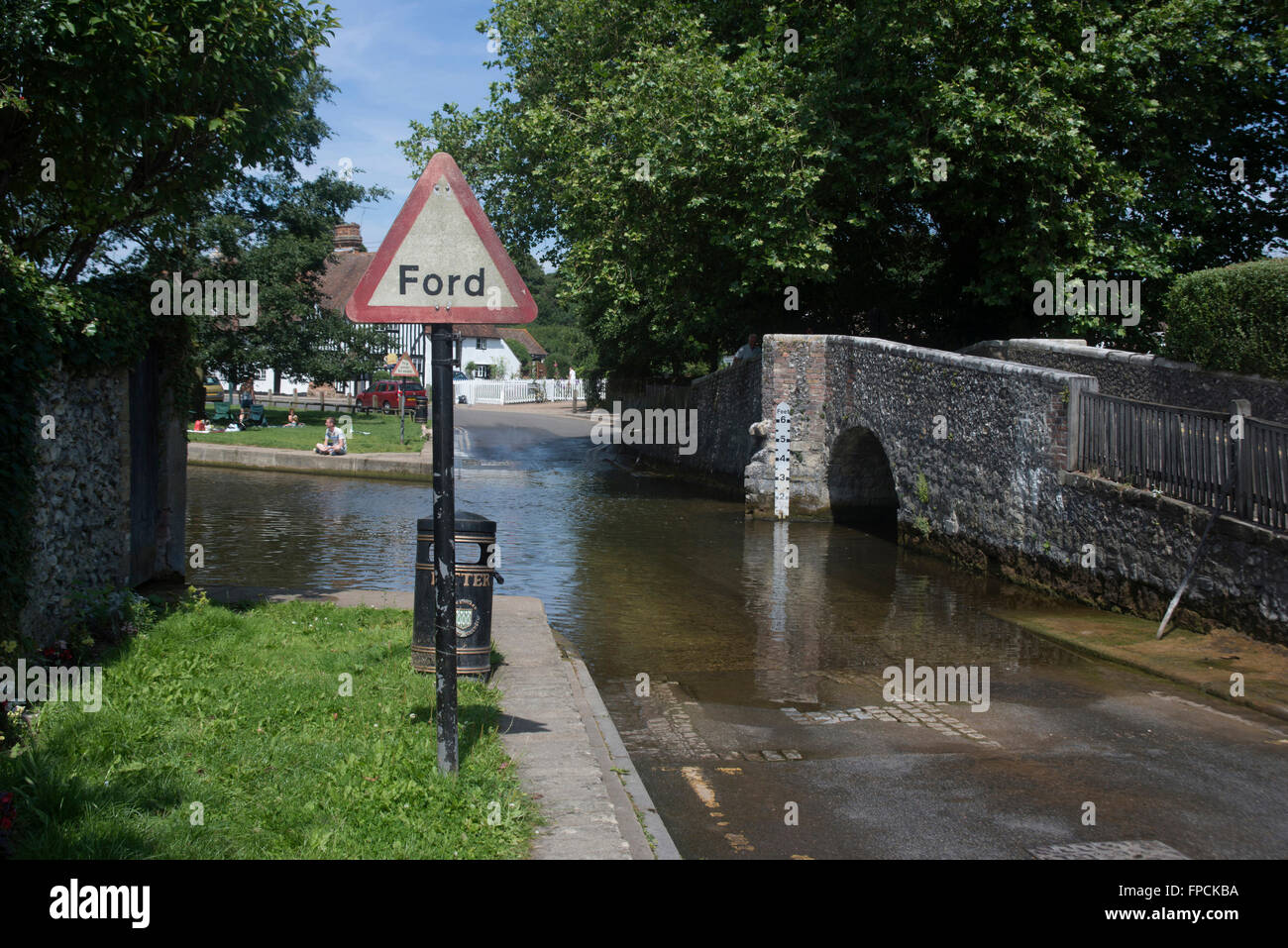 Ein Blick auf den Ford, einer versunkenen Straße unter Wasser, eine Person saß in der Nähe der Wasserstraße zu sehen. Stockfoto