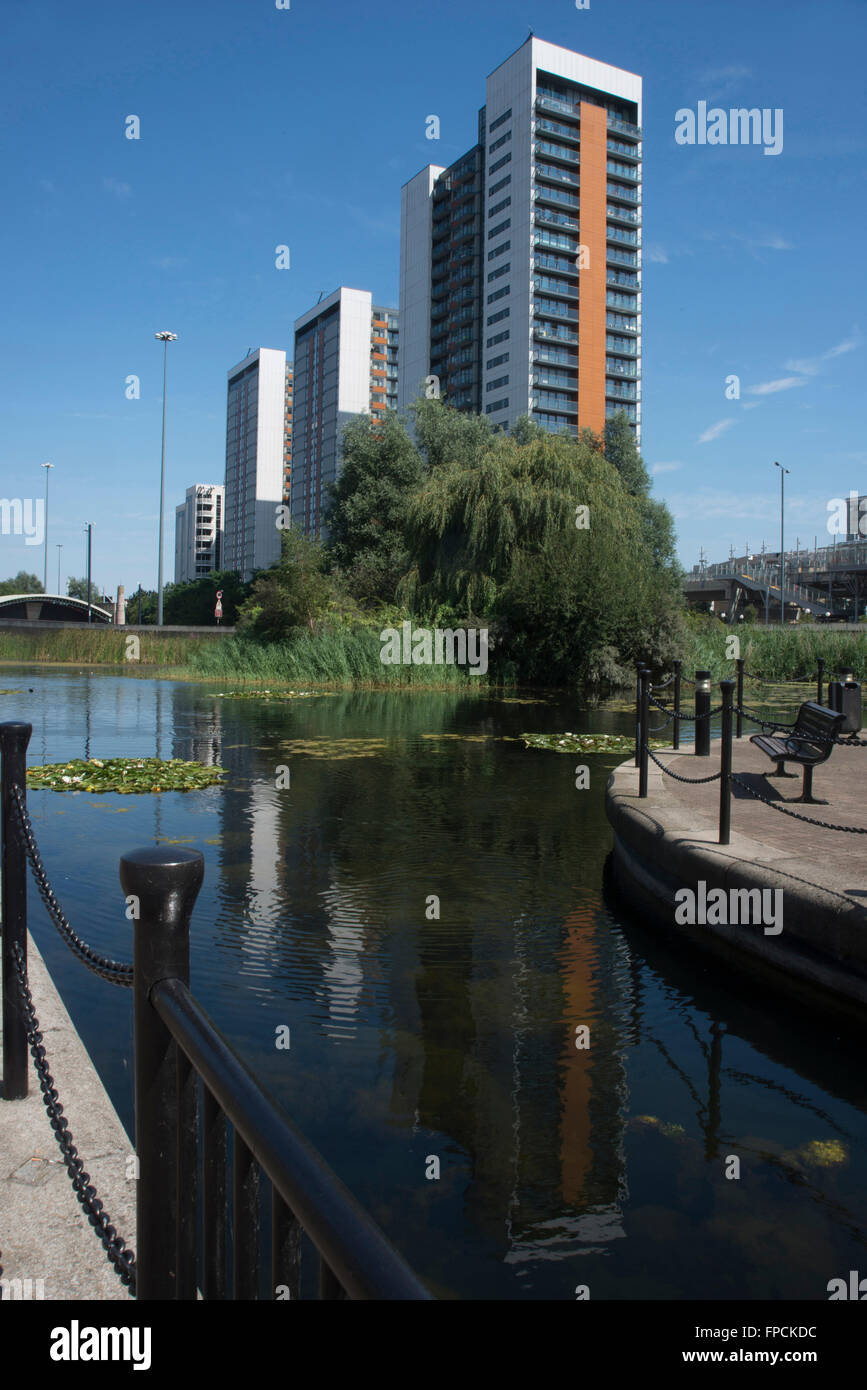 Hochhaus-Wohnungen in London in der Nähe von Tower Hamlets. Das Gebäude kann in der Reflexion des Wassers gesehen werden. Stockfoto